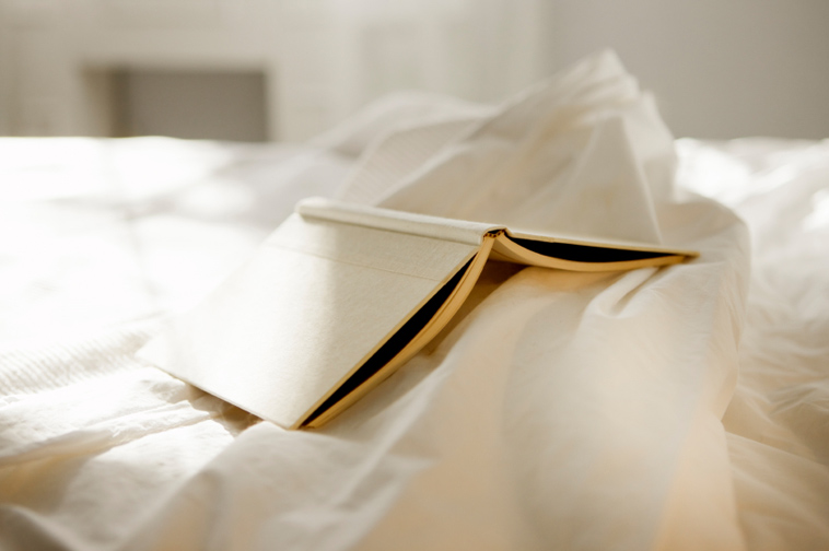 Buch im Bett